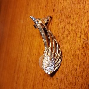 Wing earring clip only $4 with any other purchase over 10$